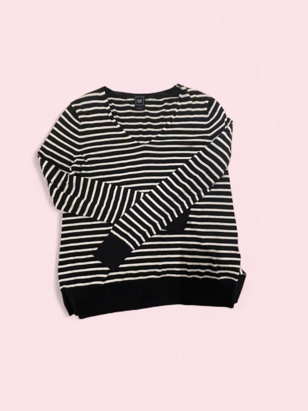 The Gap Women’s  Black & White V Neck Striped Sweater in size S